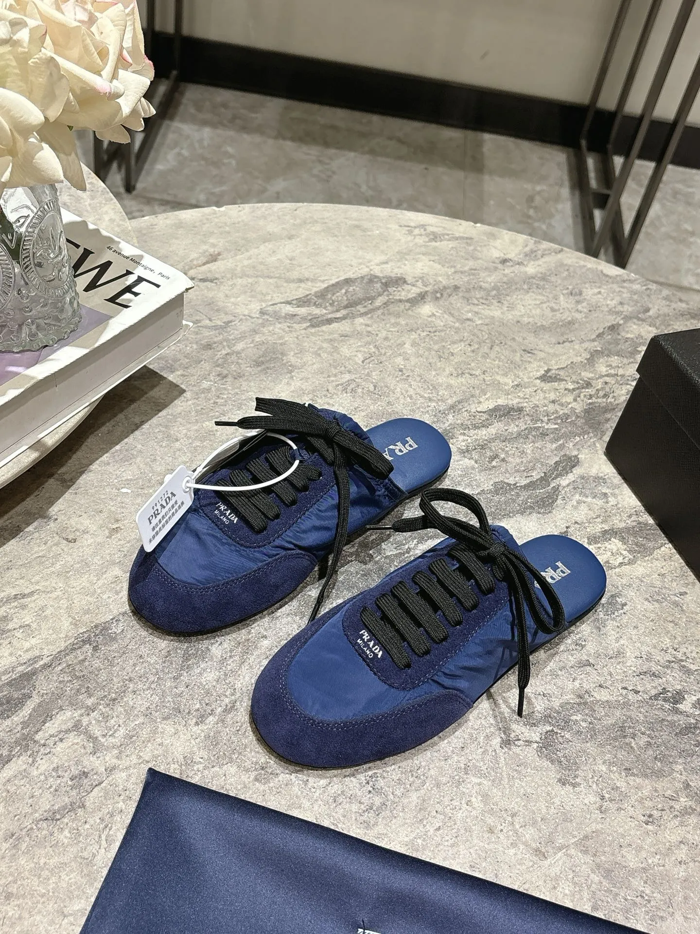 👟👟Ex-factory price 502👟👟 Prada Prada spring and summer show thin-soled moral training shoes for women. The 25ss show style item with the highest export rate. The suede upper has a texture, and the inner sheepskin is wrapped. It is soft and waxy. The insole is thickened with lambskin. It is extremely comfortable to step on, has a sense of support, and feels well wrapped. The shoe shape is full of wrapping, light, easy to wear and practical, a casual shoe, original molded rubber outsole Size: 35-39 (40 41 customized, non-refundable)